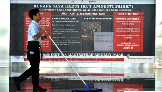 Cleaning Service membersihkan lantai Gedung Bursa Efek Indonesia (BEI), Jakarta, kamis (21/7). BEI sebagai salah satu tempat untuk menampung dana repatriasi akan menggelar sosialisasi dan kampanye untuk menarik dana hasil tax amnesty.