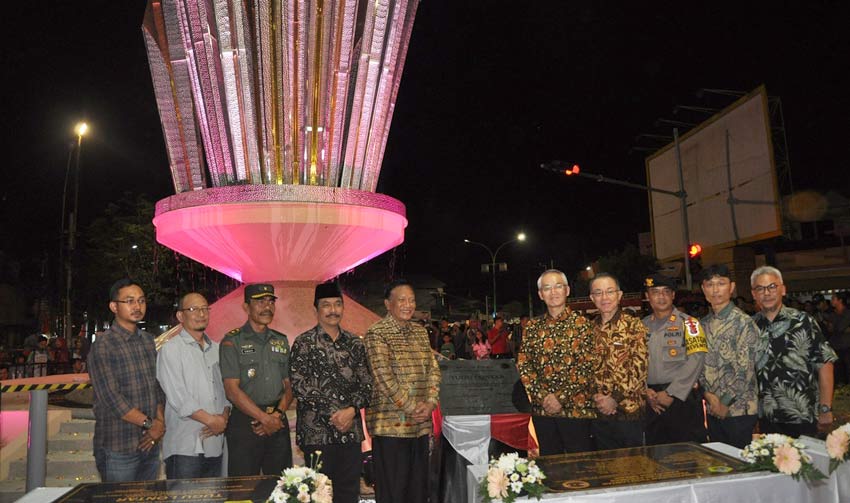 Bupati Sambari bersama pejabat Forkompinda dan President Director PT. Smelting foto bersama dengan latar belakan Tugu Lontar. foto: SYUHUD/ BANGNSAONLINE