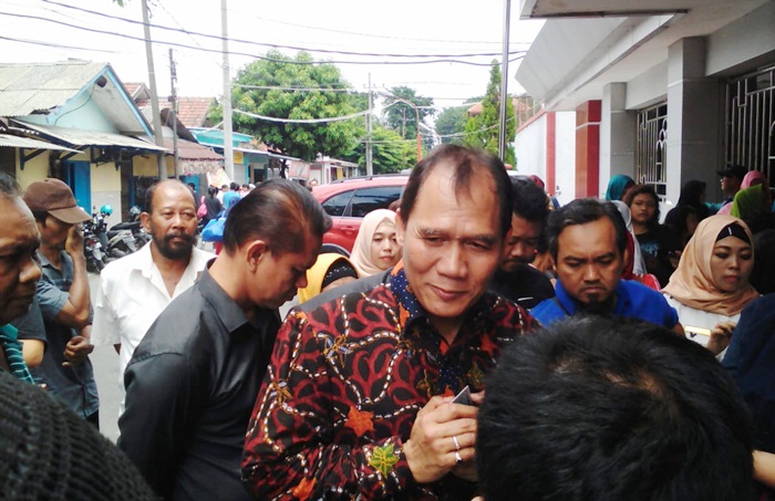 Bambang Haryo memakai baju batik merah.