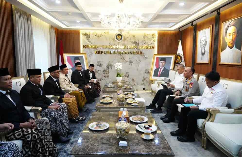 Wamenhaj Dahnil Anzar Simanjuntak bersama jajaran saat audiensi dengan Polri dalam pembentukan Satgas Pencegahan Haji Ilegal. Foto: Dok. Kemenhaj.