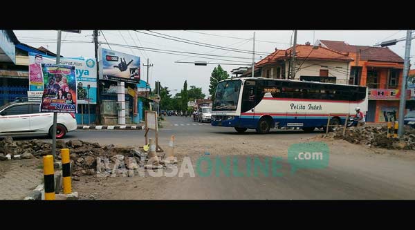 Proyek pembangunan gorong-gorong yang di awal tahun 2016 ini masih dilanjutkan pengerjaanya. foto: arif kurniawan/ BANGSAONLINE