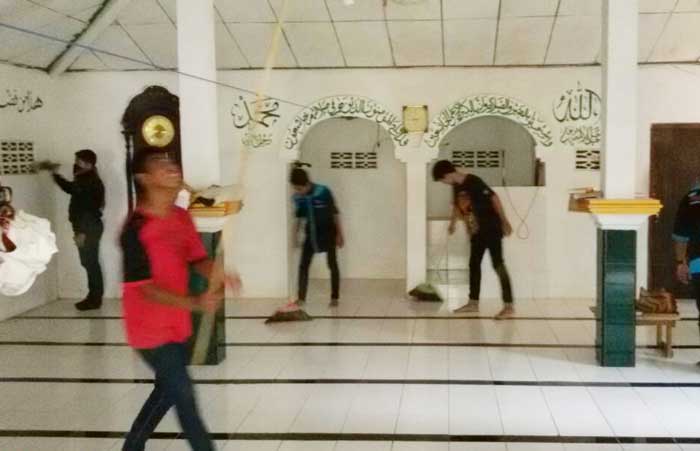 Para anggota FBT saat bersih-bersih di masjid Winongan. foto: SUWANDI/ BANGSAONLINE