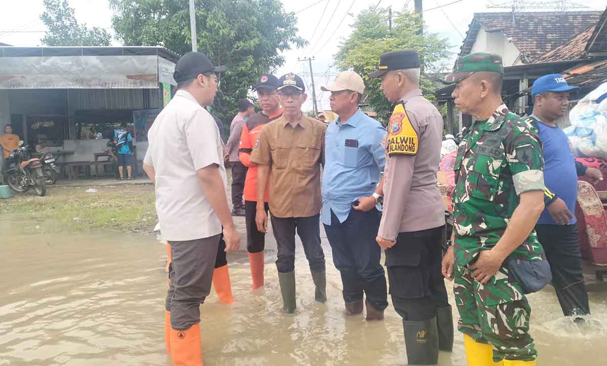 Petugas gabungan saat membantu korban terdampak banjir di Kecamatan Dawarblandong, Kabupaten Mojokerto.