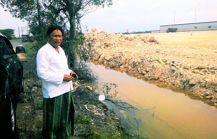 Bupati Gresik, Sambari, saat sidak drainase. foto: Syuhud/BangsaOnline