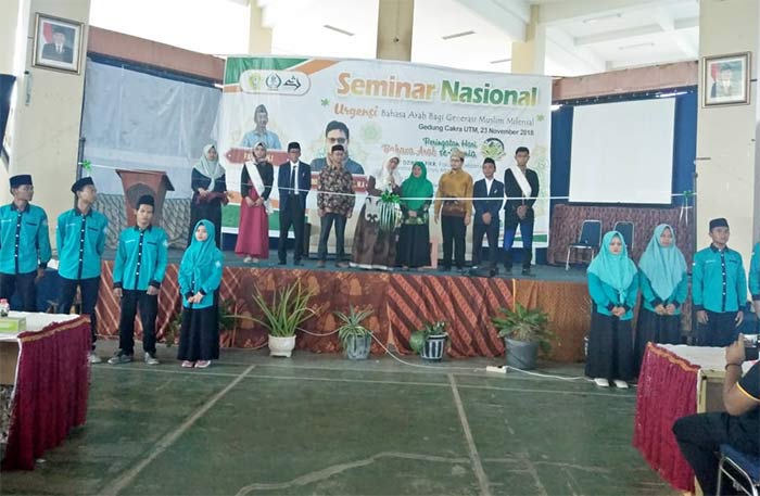 Pemotongan pita oleh Dekan Fakultas Keislaman, Shofiyun Nahidloh, S.Ag., M.HI. foto: FAUZI/ BANGSAONLINE