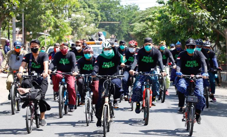 Gowes Bersarung Peringati Hari Santri di Situbondo, Gubernur Khofifah Gelontorkan Bantuan