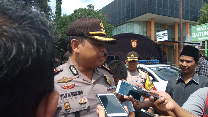 Kapolresta Mojokerto AKBP Puji Hendro Wibowo saat inspeksi mendadak di kantor KPU Kota Mojokerto. Foto: YUDI EP/BANGSAONLINE