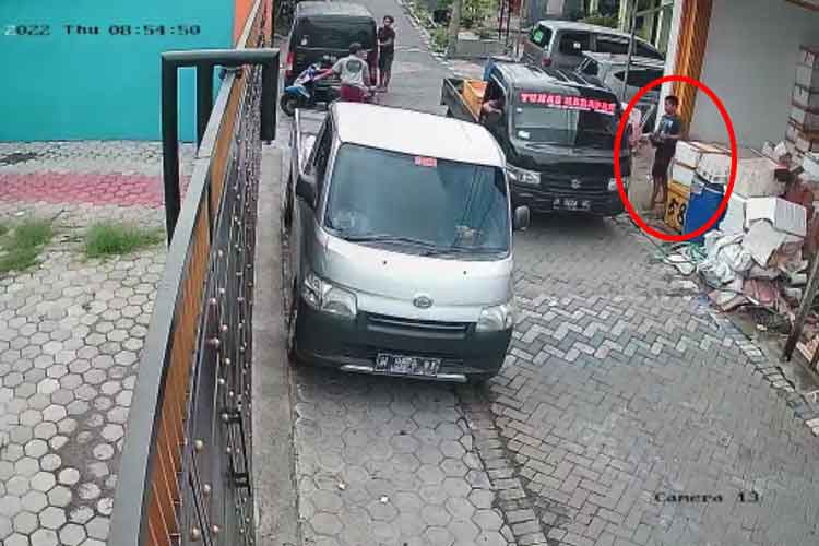 Tangkapan layar rekaman CCTV aksi pencurian dompet oleh kedua pelaku di depan Depo Pemasaran Ikan, Jalan Lingkar Timur, Bluru Kidul, Sidoarjo, Kamis (20/10/2022).