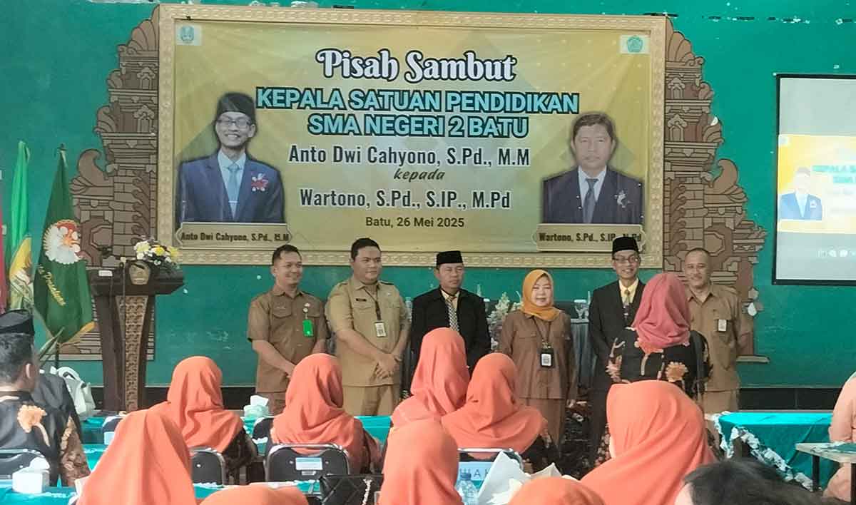 Kacabdin Pendidikan Jatim, Hastini Ratna Dewi, saat foto bersama Wartono, Kepala Satuan Pendidikan SMAN 2 Batu yang baru usai pisah sambut.