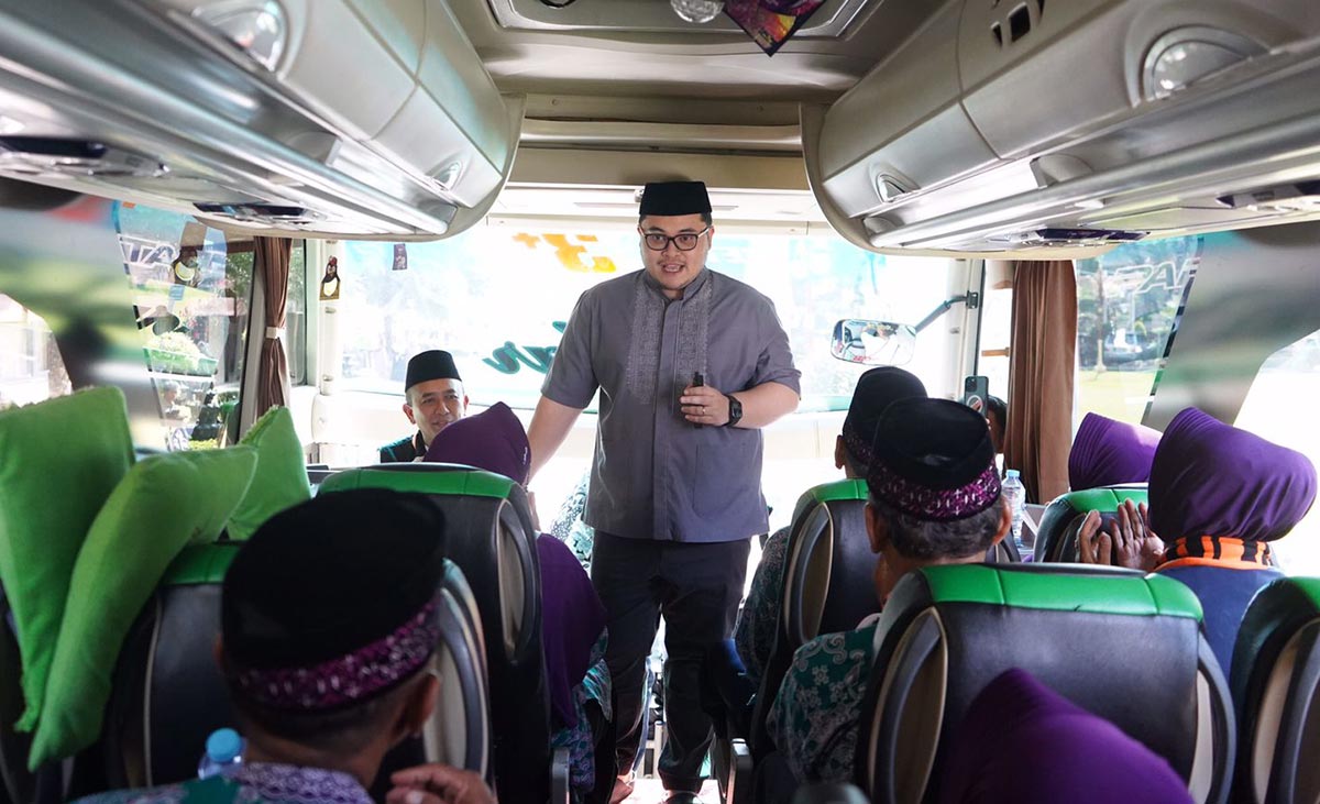 Bupati Hanindhito Himawan Pramana saat menyapa jemaah haji asal Kabupaten Kediri yang hendak berangkat ke Asrama Haji Sukolilo Surabaya. Foto: Ist.