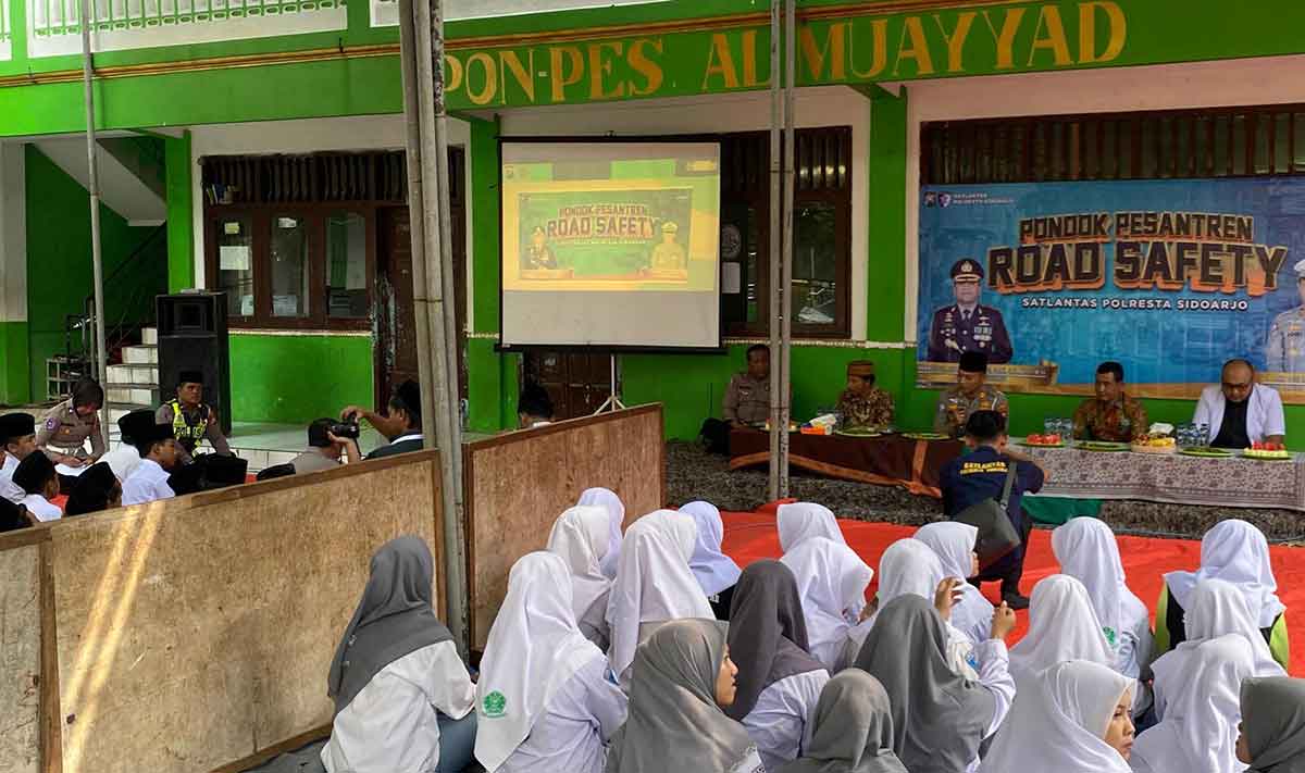 Satlantas Polresta Sidoarjo Gelar Kegiatan di Ponpes Al Muayyad Tanggulangin