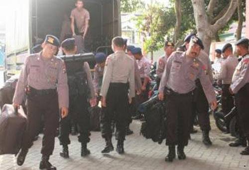 SIAGA - Satu kompi Brimob Polda Jatim dikirim untuk menambah kekuatan pengamanan kantor KPU Mojokerto. (gunadhi/BANGSAONLINE)