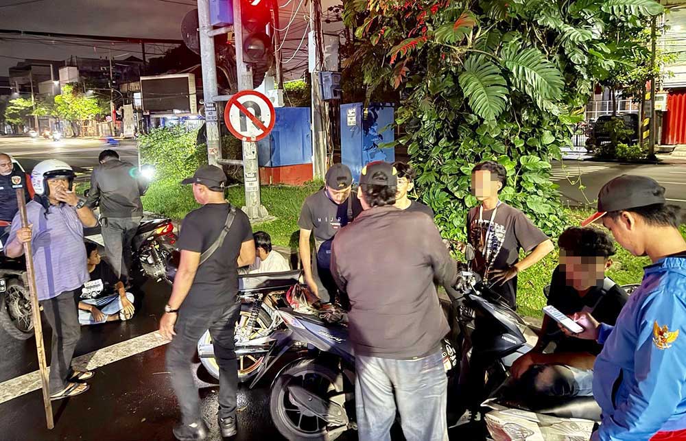 Petugas Polsek Gubeng saat mendata sejumlah pemuda yang terciduk melakukan aksi balap liar.
