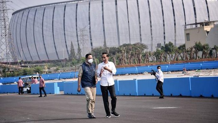 Presiden Jokowi dan Gubernur Anies Baswedan menunjukkan kemesraan politik di Sirkuit Formula E, Senin (25/4/2022). Foto: Instagram Anies Baswedan