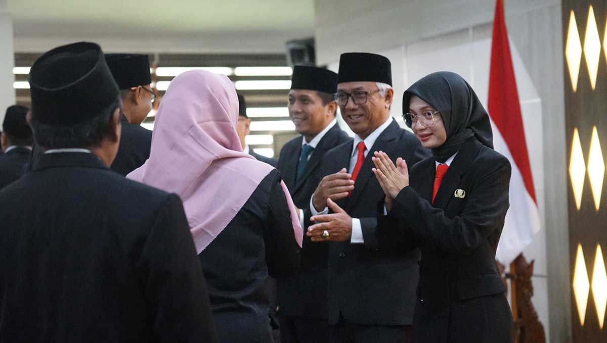 Wali Kota Kediri bersama wakilnya saat memberi selamat kepada pejabat yang baru dilantik. Foto: Ist