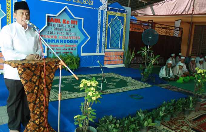 Ketua PCNU Gresik, Husnul Khuluq dalam suatu acara haul di Ponpes Qomarudin, Bungah. (syuhud/BANGSAONLINE)