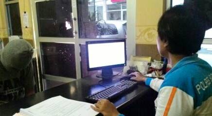 Tersangka tukang cuci mobil ketika diperiksa unit PPA Polres Sidoarjo. (Nanang Ichwan/BangsaOnline.com)
