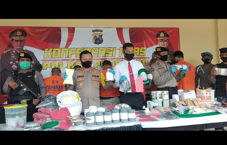 Kapolres Ponorogo, AKBP Arief Fitrianto saat konferensi pers terkait pengungkapan pembuat dan penjual bahan peledak untuk dijadikan mercon.