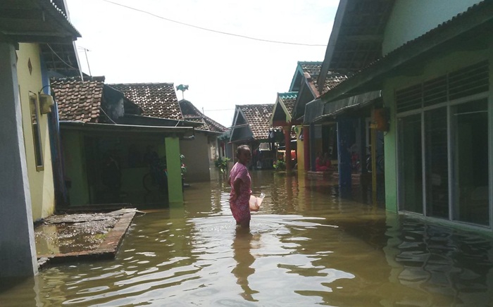 Genangan air banjir di Pasuruan memasuki rumah warga.