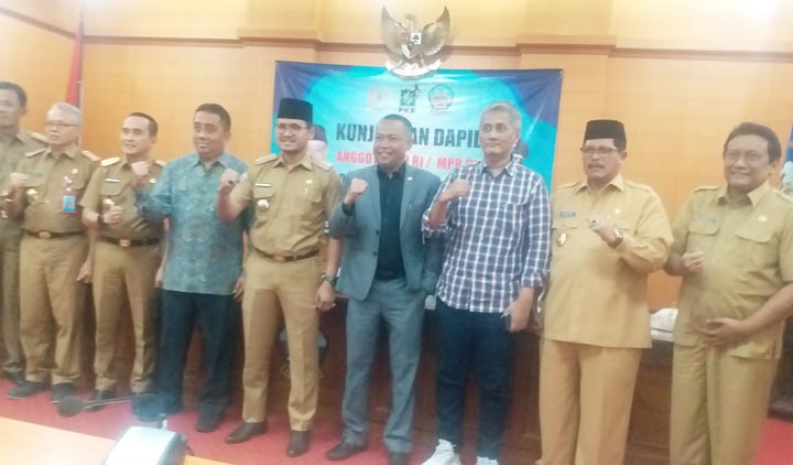 H. Syafiuddin bersama Rektor UTM Dr. Drs. Ec. Moh. Syarif dan Bupati Bangkalan Abdul Latif Imron didampingi Wabup, Sekda, serta Kepala OPD.
