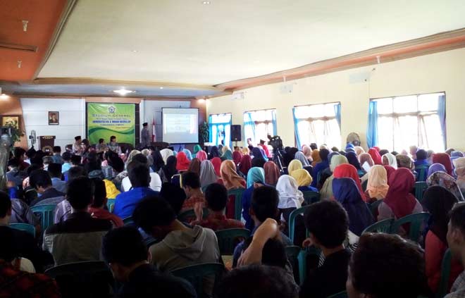 Ratusan mahasiswa Unwaha saat ikut stadium general, Sabtu (16/9). foto: ROMZA/ BANGSAONLINE