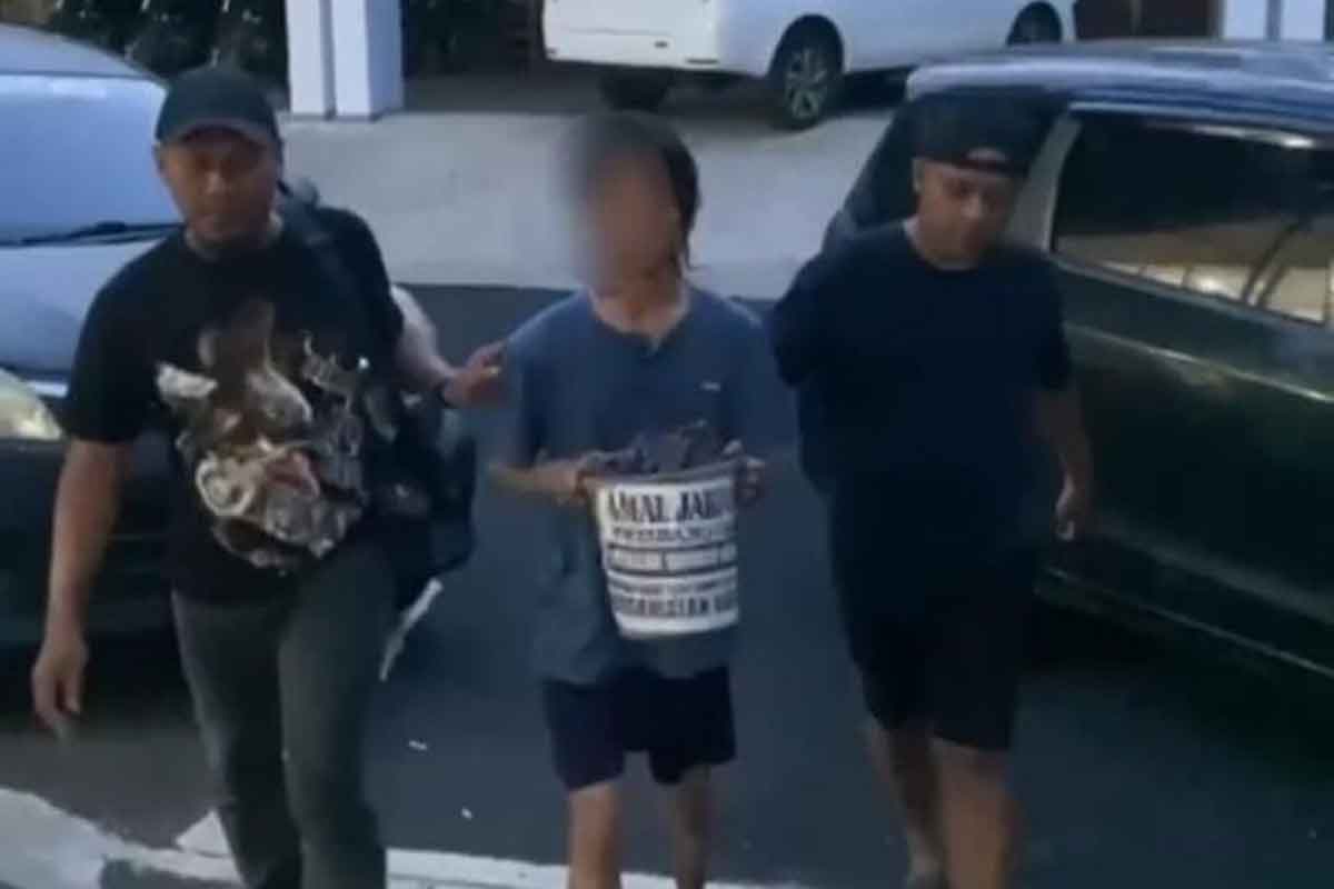 Anggota Polres Tuban saat mengamankan pria asal Semarang yang diduga lakukan pencabulan terhadap anak di bawah umur. Foto: Ist.