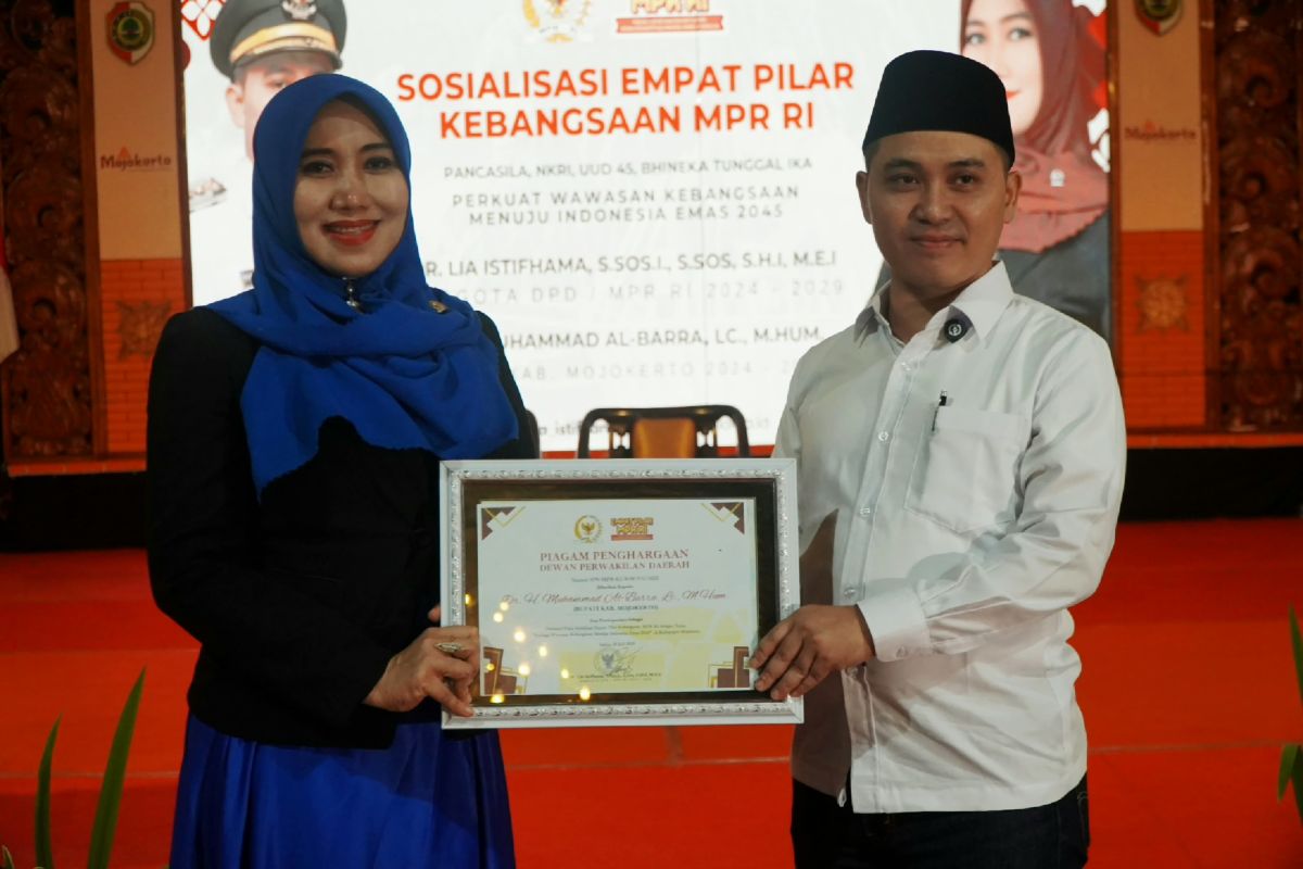 Dr. Lia Istifhama, Anggota MPR/DPD RI Dapil Jawa Timur menggelar Sosialisasi Empat Pilar Kebangsaan MPR RI di Pendopo Kabupaten Mojokerto.