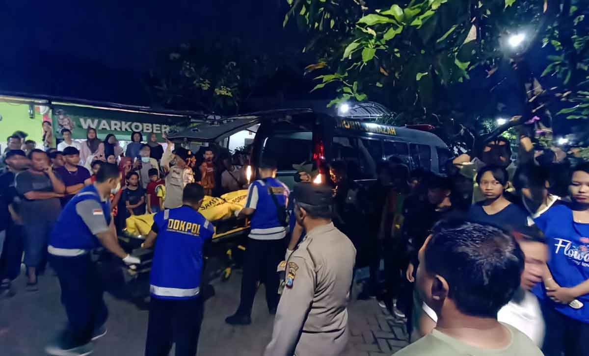 Evakuasi korban gantung diri di Sidoarjo.
