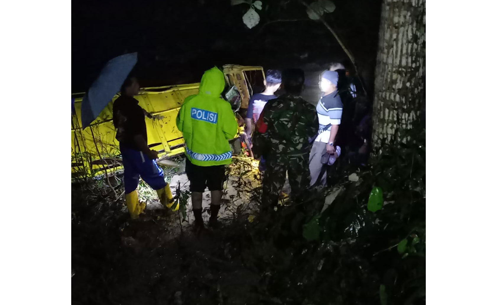 Truk Tebu Terseret Arus Banjir Di Blitar, Empat Orang Hilang ...