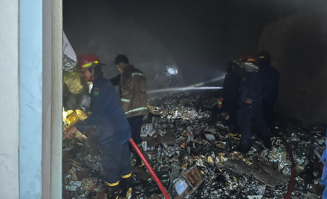 Gudang Makanan di Kawasan SiRIE Sidoarjo Terbakar saat Dini Hari, 5 Mobil Damkar Dikerahkan