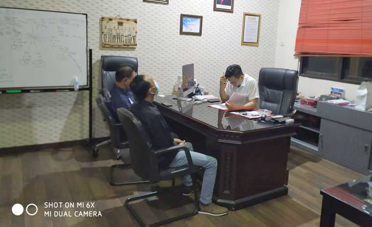 Masing-masing Tim Pemenangan Paslon Erji dan Maju saat dimintai keterangan terkait dugaan pelanggaran protokol kesehatan di Mapolrestabes Surabaya.