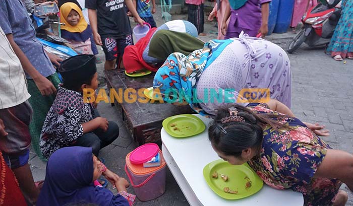 Para peserta lomba adu cepat memakan baby crab yang sudah diolah. Foto: SYUHUD/BANGSAONLINE