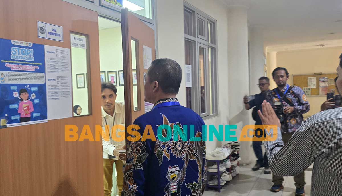 Rektor UTM ketika meninjau pelaksanaan UTBK 2026. Foto: AHMAD FAUZI/BANGSAONLINE