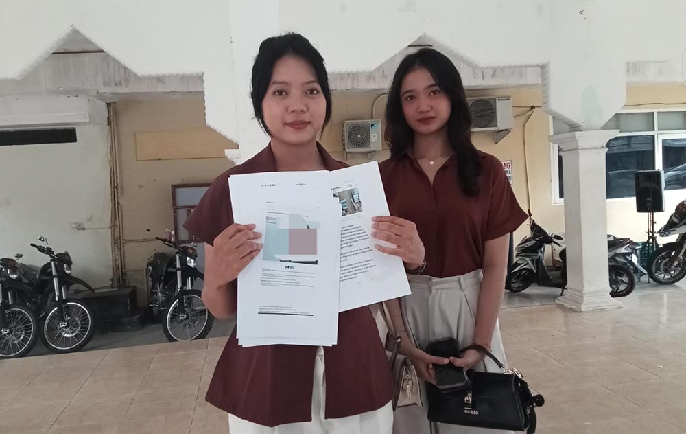 Sheila, anak pelapor bersama temannya saat menyerahkan salinan berkas pelaporan ke Mapolres Tuban.