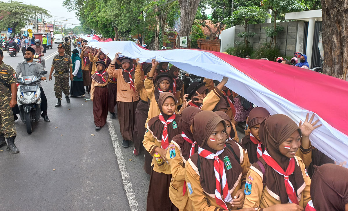 Bendera merah putih sepanjang 3.219 meter diarak bersama oleh 5 ribu pelajar.