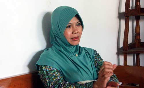Ketua PC Muslimat NU Tuban, Hj. Siti Sarofah Sumari, ketika berada di kantornya. (foto: suwandi/BANGSAONLINE)