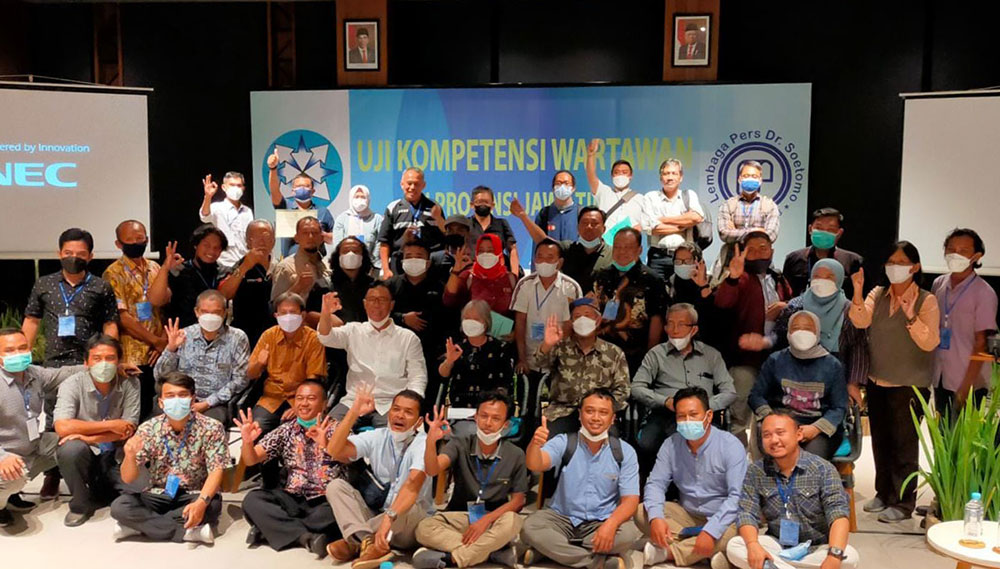 Peserta UKW dan penguji dari LPDS saat foto bersama di Hotel Dialoog, Banyuwangi. Foto: Dok LPDS
