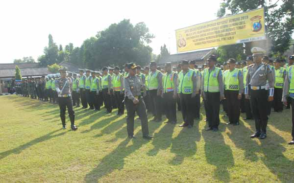 Kapolres saat memeriksa pasukan pengamanan Lebaran. (foto: rony suhartomo/BANGSAONLINE)