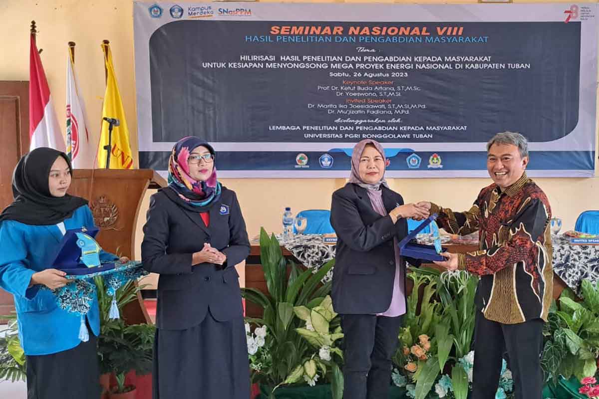 Penyerahan plakat dalam menyambut mega proyek energi di Tuban.