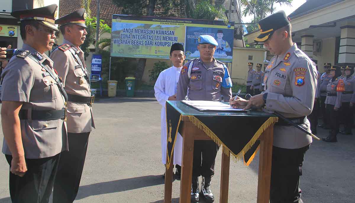 Kapolres Kediri Kota saat menandatangani berita acara Sertijab atau serah terima jabatan. Foto: Ist