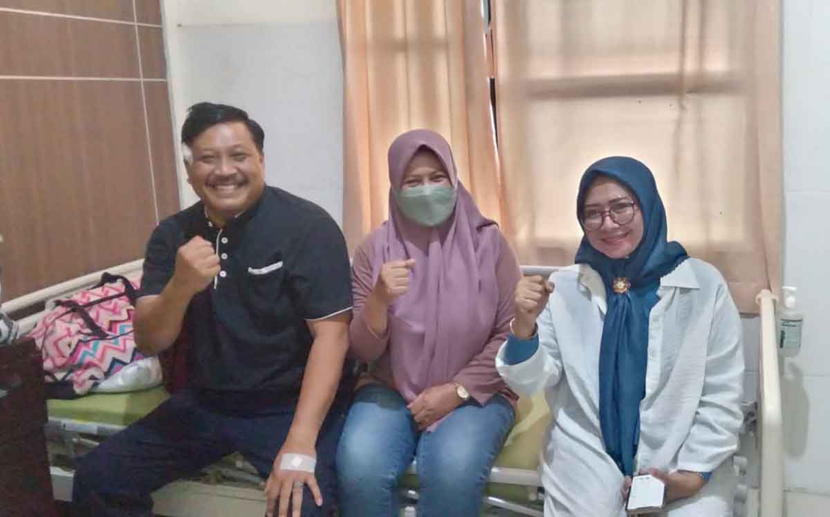 Keterangan foto dari kiri ke kanan: Wakil Ketua DPRD Gresik, Mujid Riduan, bersama istri dan Wakil Ketua DPRD Gresik, Nur Saidah, di RSI At-tin Husada Ngawi.