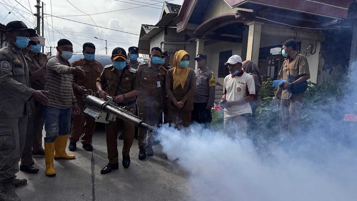 Bupati Mojokerto, Gus Barra saat menjajal alat Fogging