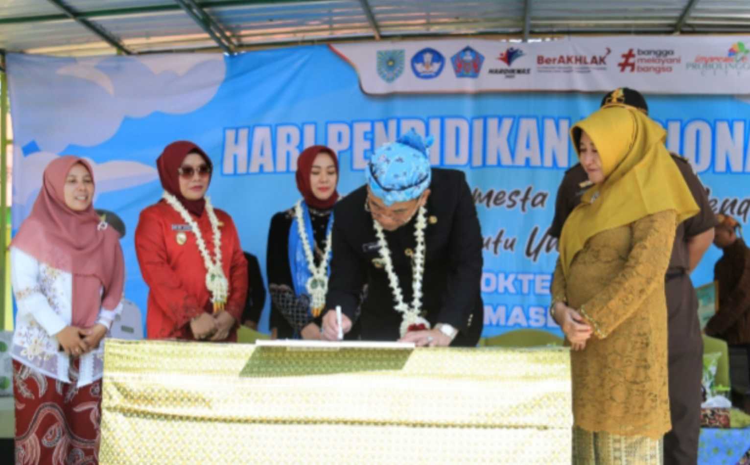 Disdikbud Gelar Peringatan Hardiknas, Wali Kota Probolinggo: Guru Adalah Agen Peradaban