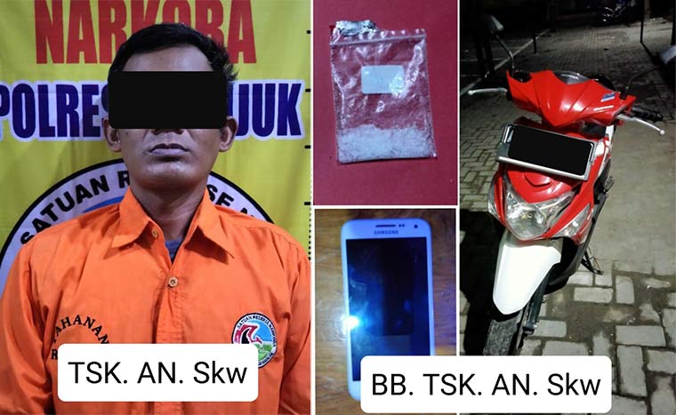 Tersangka Skw beserta barang bukti yang telah diamankan. foto: Ist./ Bambang/ BANGSAONLINE
