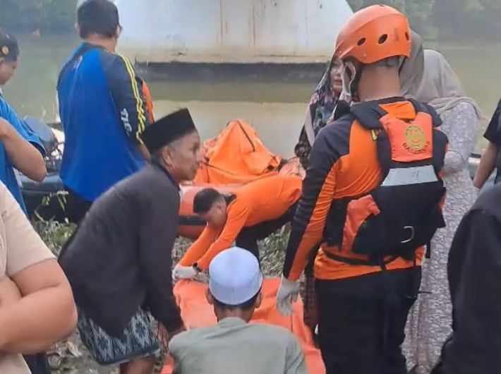 Proses evakuasi jasad korban yang ditemukan 131 meter dari titik jatuh di Kali Lamong