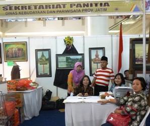 Kabid Sejarah Museum Purbakala Disbudpar Jatim, Dra Endang Prasanti MM (kedua dari kiri), berada di stan panitia Museum Expo, Royal Plasa, Jumat (19/9). foto:rosihan/BANGSAONLINE