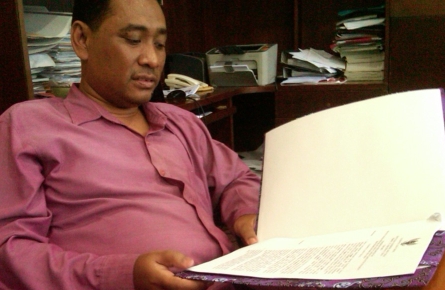 MASIH PEGANG SK -Anggota DPRD Sidoarjo asal Partai NasDem Ali Masykuri menunjukkan Surat Keputusan (SK) sebagai Anggota Dewan, di Gedung DPRD Sidoarjo, Kamis (4/9/2014). foto : mustain/BangsaOnline 

