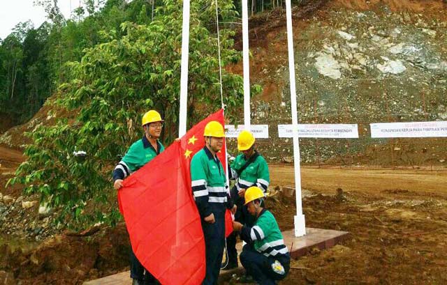 Karyawan PT Wanatiara Persada dipaksa menurunkan bendera China yang berkibar di Pulau Obi, Kabupaten Halmahera Selatan, Maluku Utara.