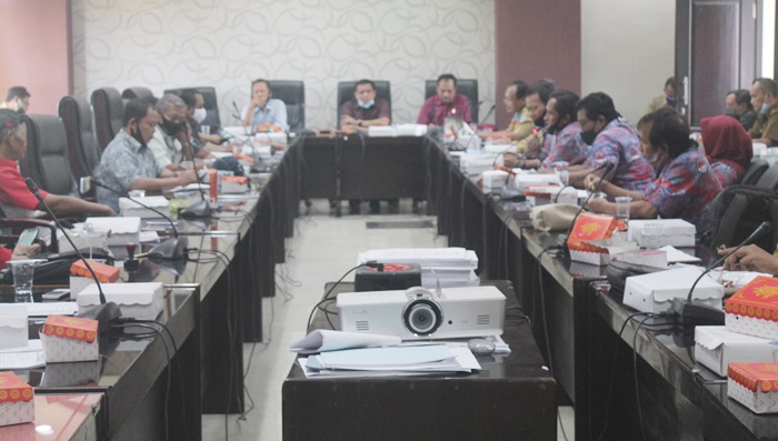 DPRD Nganjuk meminta masukan dari tiga lembaga kepala desa dan perangkat. foto: BAMBANG/ BANGSAONLINE