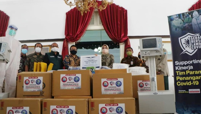 Bupati Tantri saat menerima ratusan APD lengkap dari Yayasan Rumah Kita Sidoarjo.